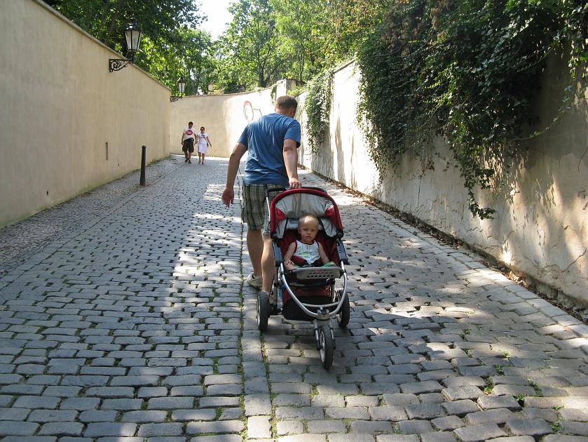 IMG_0510.JPG - Tata wci�ga mnie na Hrad . . .